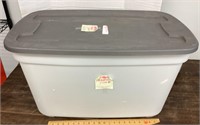 30 gallon tote with lid