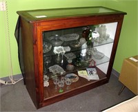 Custom display cabinet with adjustable glass