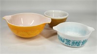 (3) VINTAGE PYREX BOWLS & CASSEROLE