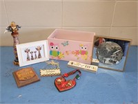 COLLECTIBLE BOX WITH COLLECTIBLES 8 PIECES