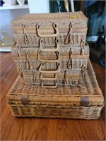 4 VINTAGE PICINIC BASKETS