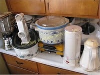 12 pcs: small kitchen appliances on counter