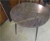 Vintage table w/ metal legs w/ 1 leaf 46.5"