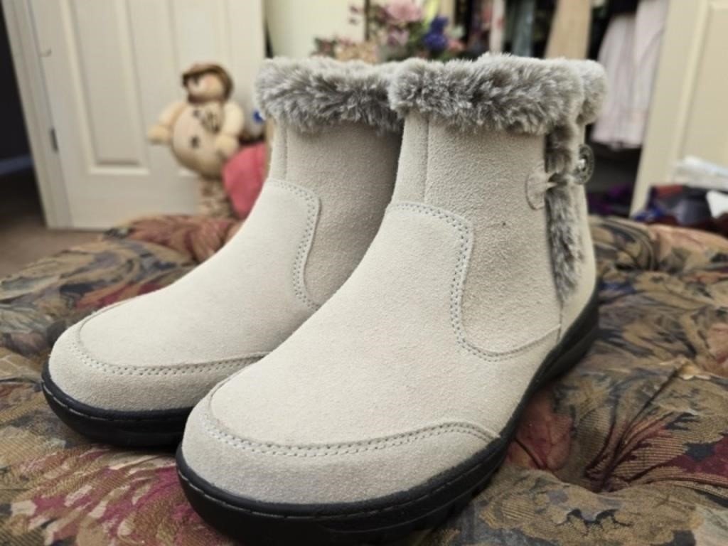 Pair of size 7 ladies Khombu boots