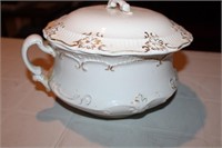 Chamber Pot with Lid, 9D, small chip/lid