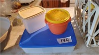 Assorted tupperware containers