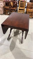 Drop leaf table with 1 leaf