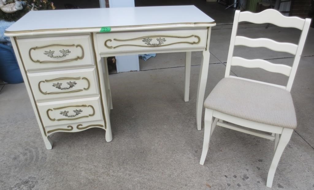 Knee hole desk/dresser w/chair