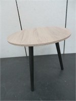 SMALL ROUND SIDE TABLE 19" DIAM.