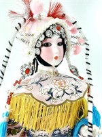 Jolie poupée en porcelaine asiatique 15½ de haut