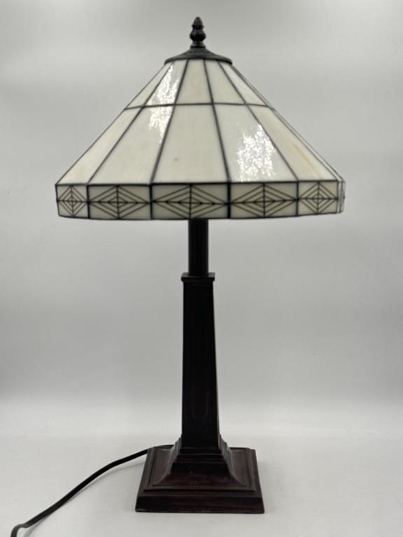 Beautiful Dale Tiffany Lamp 22"