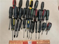 LARGE MIXED LOT OF SCREW DRIVERS