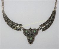 Silver tone necklace with green stones, Collier
