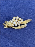 Gold tone Vintage brooch faux pearl