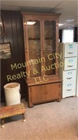 Locking Gun Cabinet w/key