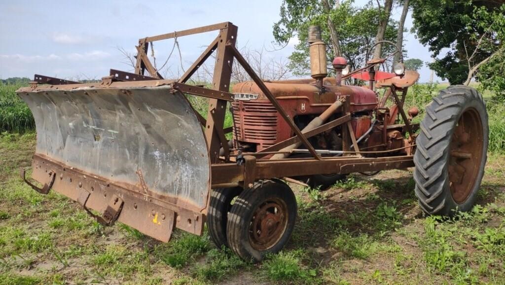 (T) 1952 Farmall H Row-Crop Tractor