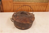Cast Dutch oven with lid