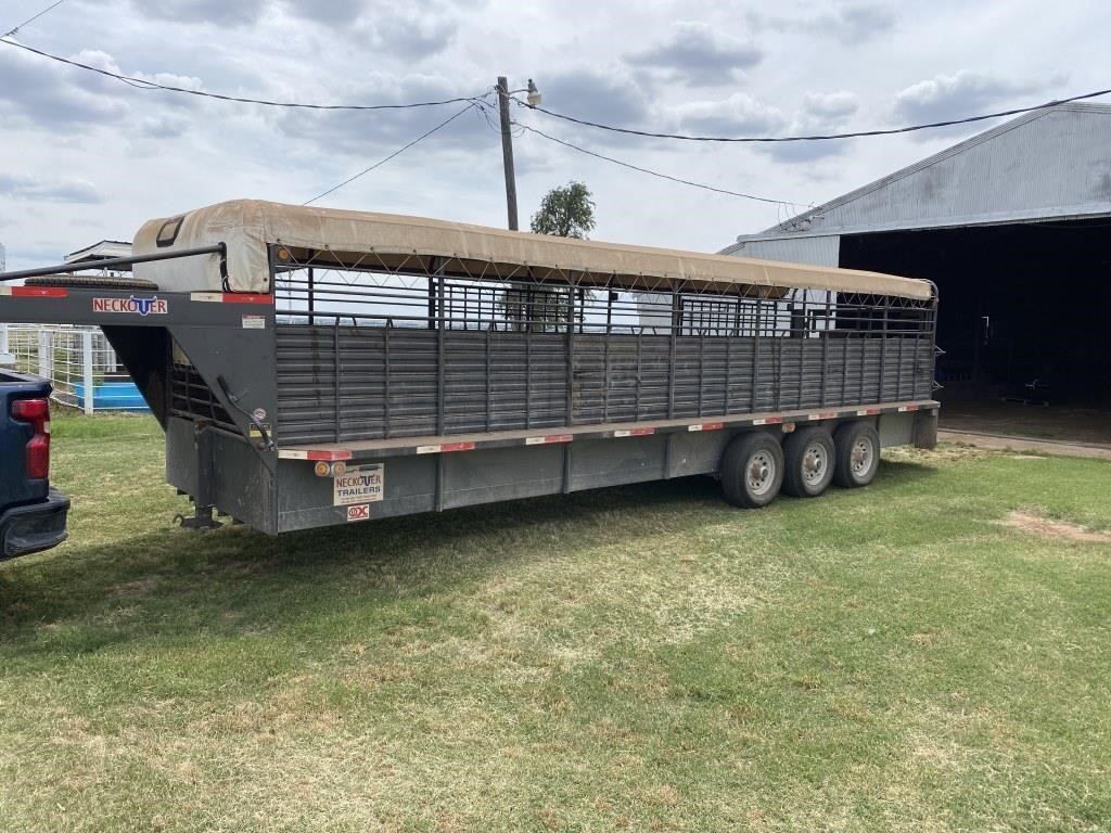 NeckOver 32 Foot Triple Axle Livestock Trailer