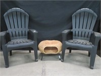 PAIR PLASTIC OUTDOOR PATIO CHAIRS & SIDETABLE