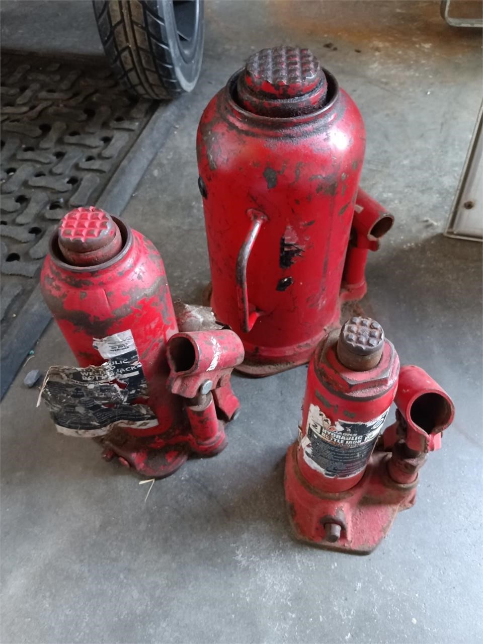 3 BOTTLE FLOOR JACKS