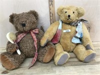 2 sitting teddy bears