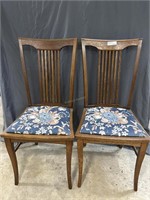 Pair Oak side chairs - with square tiger oak spind