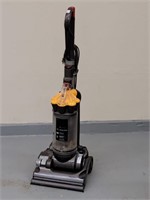 Dyson DC33 vacuum cleaner working