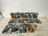 17 FIGURINES (STAR TREK AND MIKAFO SPIEL)