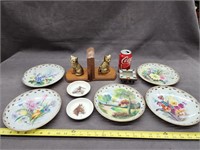 Brass cat bookends, 4 floral motif wall plates,