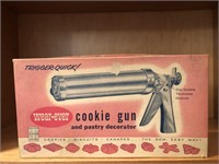 VINTAGE WEAR EVER COOKIE GUN AND PASTRY