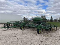 John Deere 610 Air Seeder w/ JD 787 Air Cart