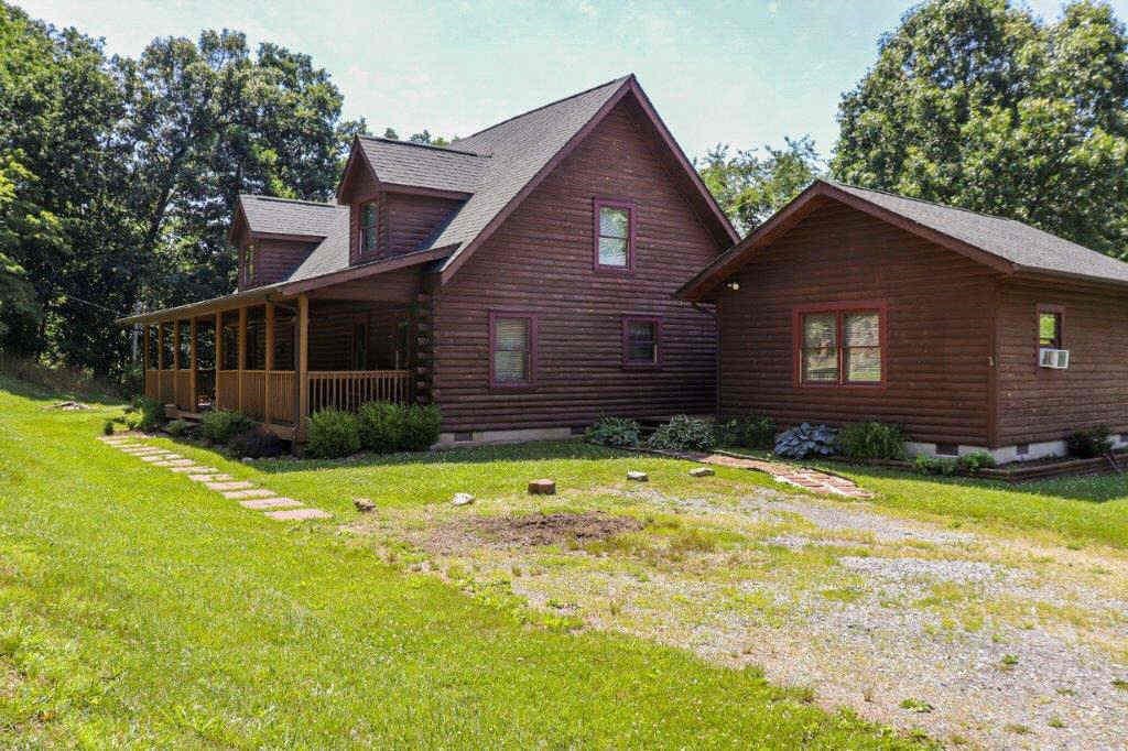 Beautiful Log Home for Sale in Narrows VA