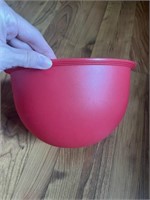C10) Large Tupperware bowl. 4.3 L.
