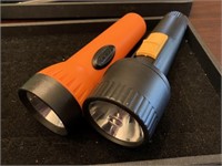 2 FLASHLIGHTS