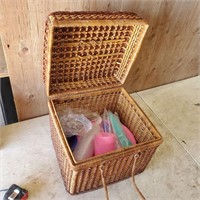 Picnic Basket w Cutlery and Plates