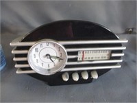 Vintage MCM AM/FM clock radio