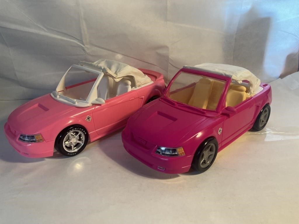 2 BARBIE FORD MUSTANGS CONVERTIBLES