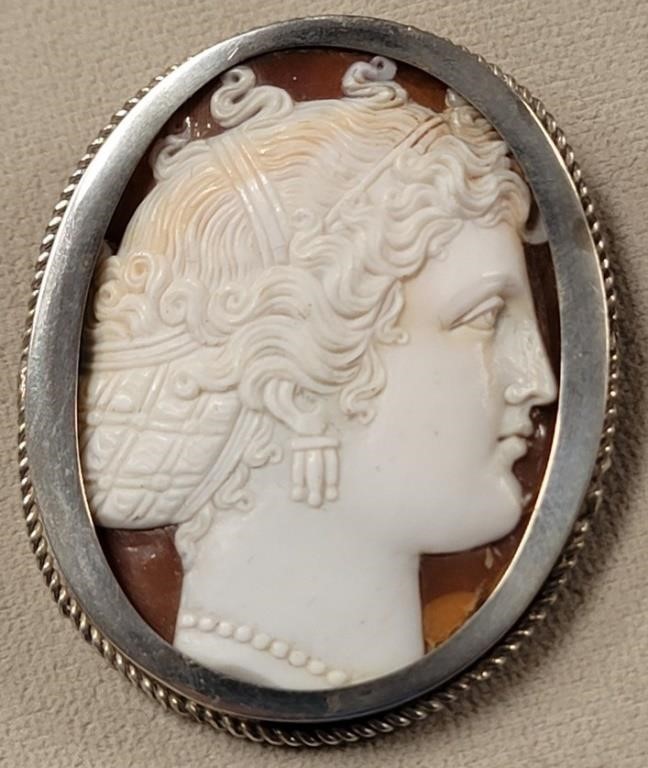 351 - VINTAGE CAMEO BROOCH (W31)