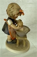 HUMMEL FIGURE VINTAGE GOEBEL DOLL BATH 319 HUMMEL