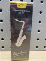 5 Saxophone Tenor SR222 Reeds