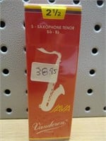 5 Saxophone Tenor SR2725R Reeds