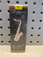 5 Saxophone Tenor SR222 Reeds