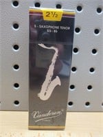 5 Saxophone Tenor SR2225 Reeds