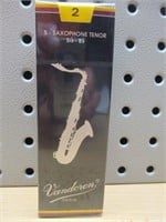 5 Saxophone Tenor SR222 Reeds