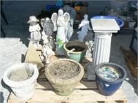 PALLET OF OUTDOOR LAWN AND GARDEN DÉCOR (PLASTIC