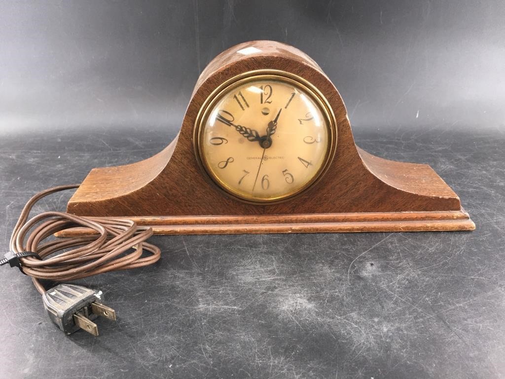 Vintage GE electric mantel clock with oak battery,