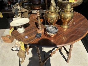 LARGE ROUND WOOD TABLE WITH LEAFS - 29Hx48W