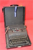 Smith Corona Clipper Manual Typewriter in case