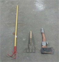 2 Garden rakes & short handled axe