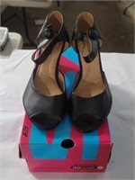 Comfort View - (Size 10) Shoes W/Box